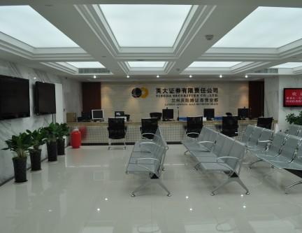 英大證券有限責(zé)任公司成立于1996年，前身蔚深證券有限責(zé)任公司，總部位于深圳市，是一家全國性的綜合證券經(jīng)營機(jī)構(gòu)，公司構(gòu)建了面向全國的綜合性金融理財(cái)服務(wù)平臺，目前在全國范圍內(nèi)設(shè)有33家分支機(jī)構(gòu)，并控股英