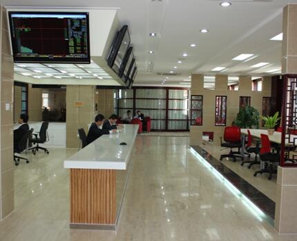 華龍證券股份有限公司酒泉西文化街證券營(yíng)業(yè)部(原酒泉盤(pán)旋東路證券營(yíng)業(yè)部)籌建于2000年5月，是由酒泉市國(guó)債服務(wù)部轉(zhuǎn)制而成。目前是河西地區(qū)規(guī)模最大、歷史最悠久的證券營(yíng)業(yè)部?？偨ㄖ娣e3200平方米，設(shè)施