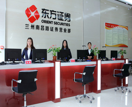 東方證券股份有限公司是一家經(jīng)中國證券監(jiān)督管理委員會批準(zhǔn)設(shè)立的綜合類證券公司，總部設(shè)在上海，現(xiàn)有注冊資本69.94億元，公司于2015年3月23日成功登陸上交所，2016年7月8日H股成功發(fā)行并上市