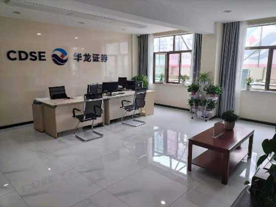 華龍證券景泰營(yíng)業(yè)部是經(jīng)中國(guó)證監(jiān)會(huì)批準(zhǔn)設(shè)立的景泰縣唯一一家證券營(yíng)業(yè)部，位于景泰縣壽鹿街194號(hào)時(shí)代廣場(chǎng)對(duì)面，營(yíng)業(yè)部經(jīng)營(yíng)面積150平方米，環(huán)境優(yōu)雅。營(yíng)業(yè)部經(jīng)營(yíng)范圍：證券經(jīng)紀(jì)；證券投資咨詢；與證券交易、證券