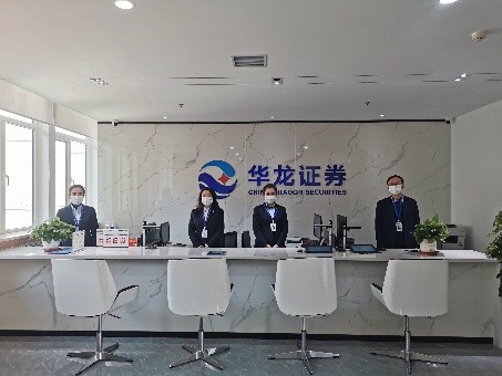 華龍證券股份有限公司蘭州永昌路證券營(yíng)業(yè)部前身為蘭州市信托投資公司蘭州證券交易廳，是甘肅省首家證券營(yíng)業(yè)部。目前營(yíng)業(yè)場(chǎng)地有2800平方米，坐落于蘭州市城關(guān)區(qū)慶陽(yáng)路450號(hào)五層，有16條公交線路在雙城門設(shè)立