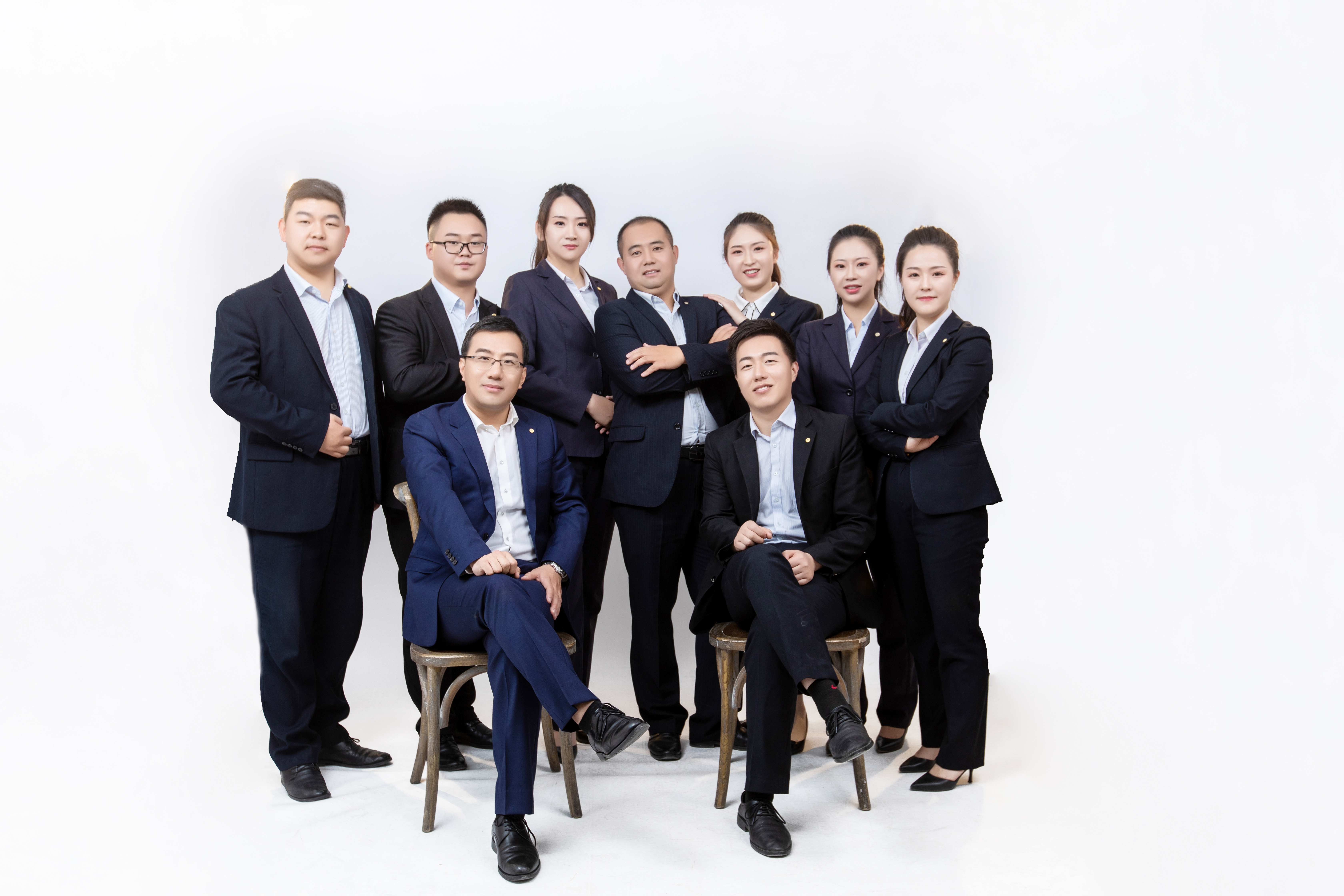 招商證券股份有限公司(以下簡(jiǎn)稱招商證券)是百年招商局旗下金融企業(yè)，經(jīng)過(guò)二十多年的發(fā)展，已成為擁有證券市場(chǎng)業(yè)務(wù)全牌照的一流券商，跨越國(guó)內(nèi)外市場(chǎng)，覆蓋證券、期貨、證券投資基金、直接股權(quán)投資等多個(gè)領(lǐng)域。目前