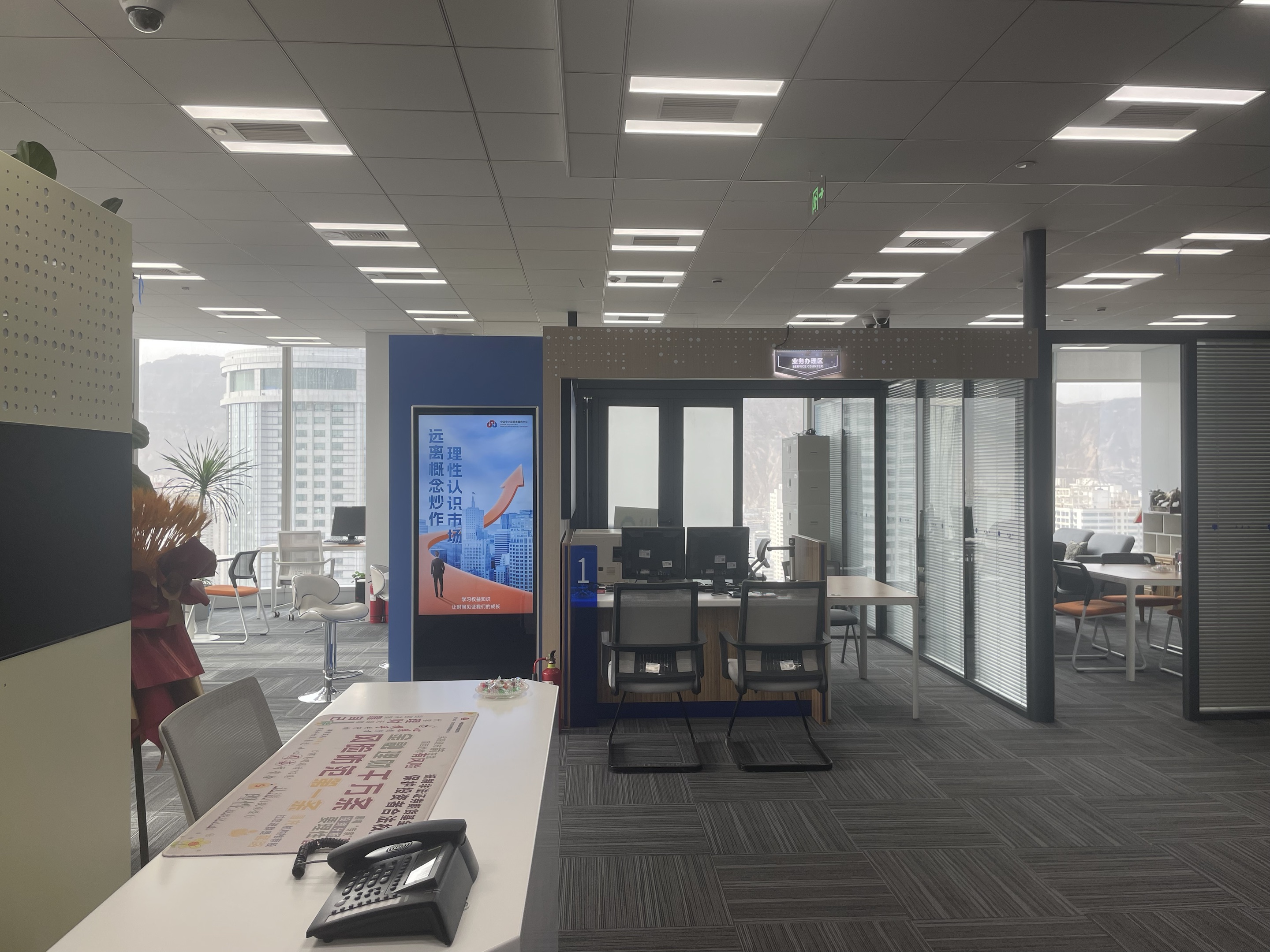 國泰君安證券蘭州東崗西路營業(yè)部成立于1993年10月，位于蘭州市城關(guān)區(qū)東崗西路561號，地處廣場東口繁華地段，交通便利，設(shè)施齊全，環(huán)境優(yōu)雅，是目前省內(nèi)綜合實(shí)力最強(qiáng)、經(jīng)營業(yè)務(wù)最齊、服務(wù)水平一流的證券營業(yè)